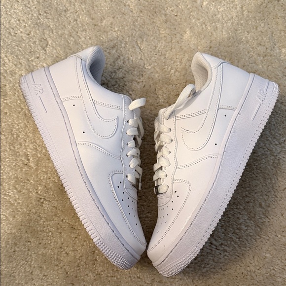 Nike AIR FORCE 1 White Women's Sneakers - Picture 2 of 4